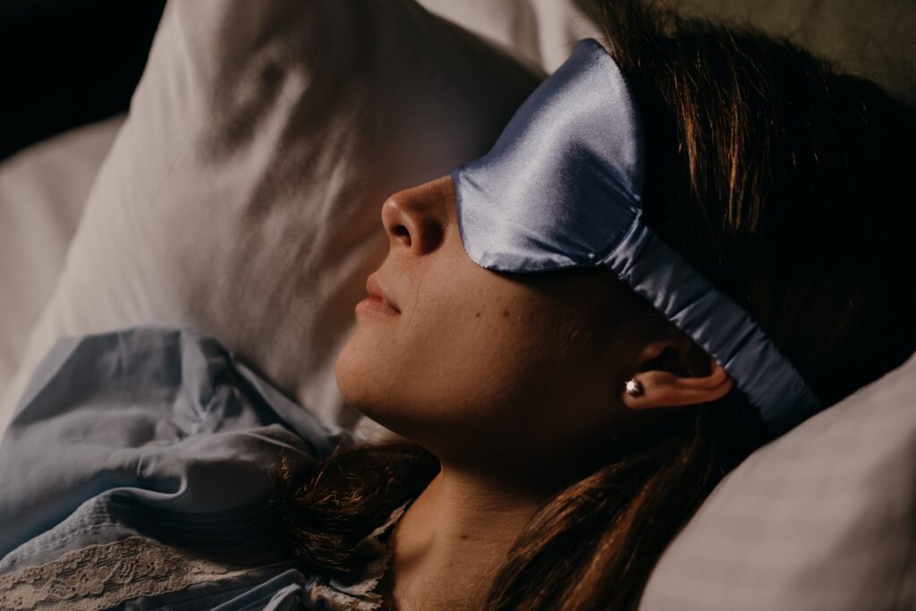 femme qui dort avec masque sur les yeux